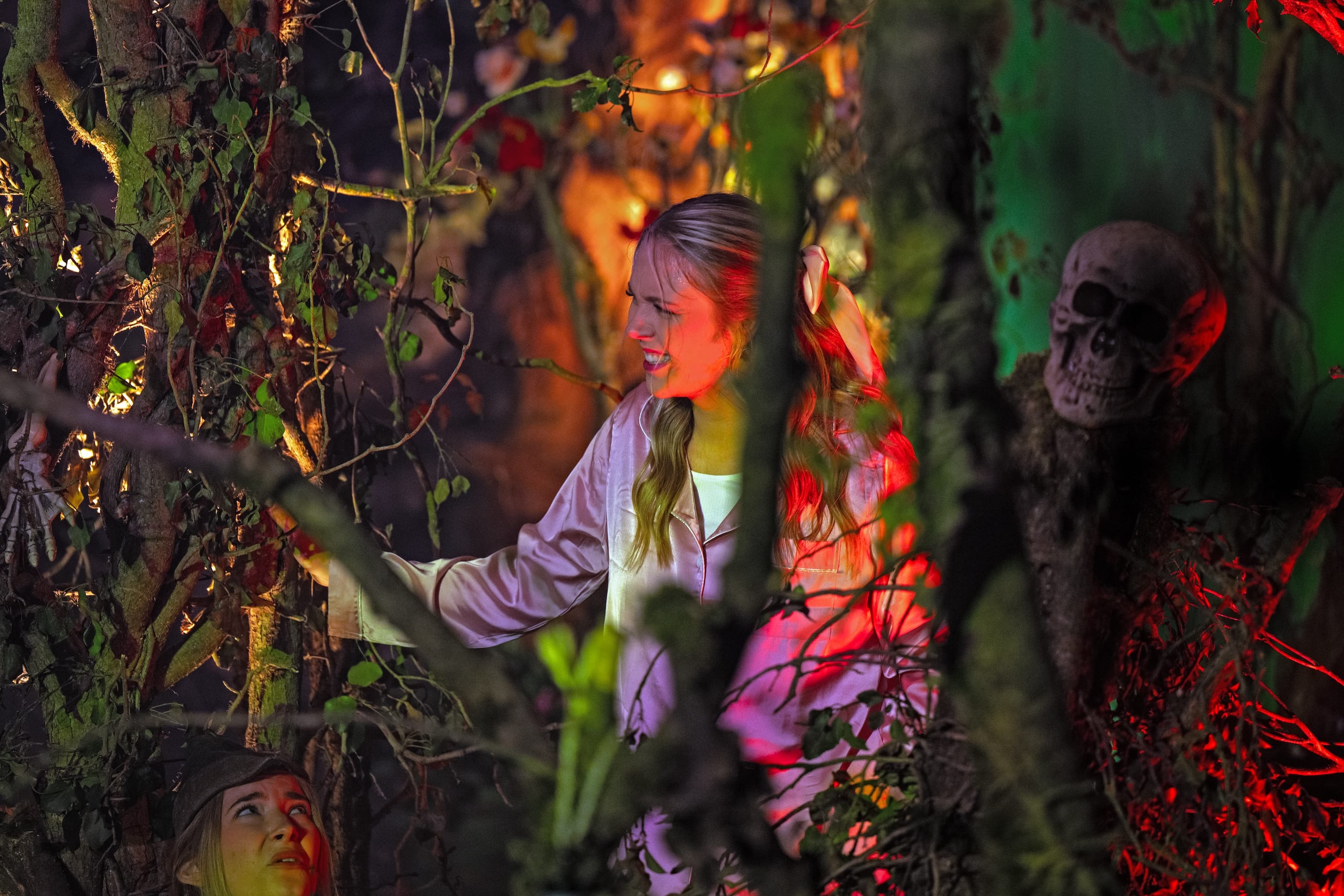 Vereinsmitglieder der Festspiele Balver Höhle bei einer Aufführung in der Balver Höhle.